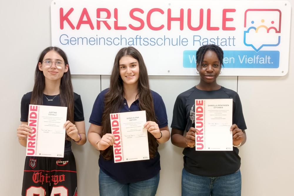 Stolze Schülerinnen 