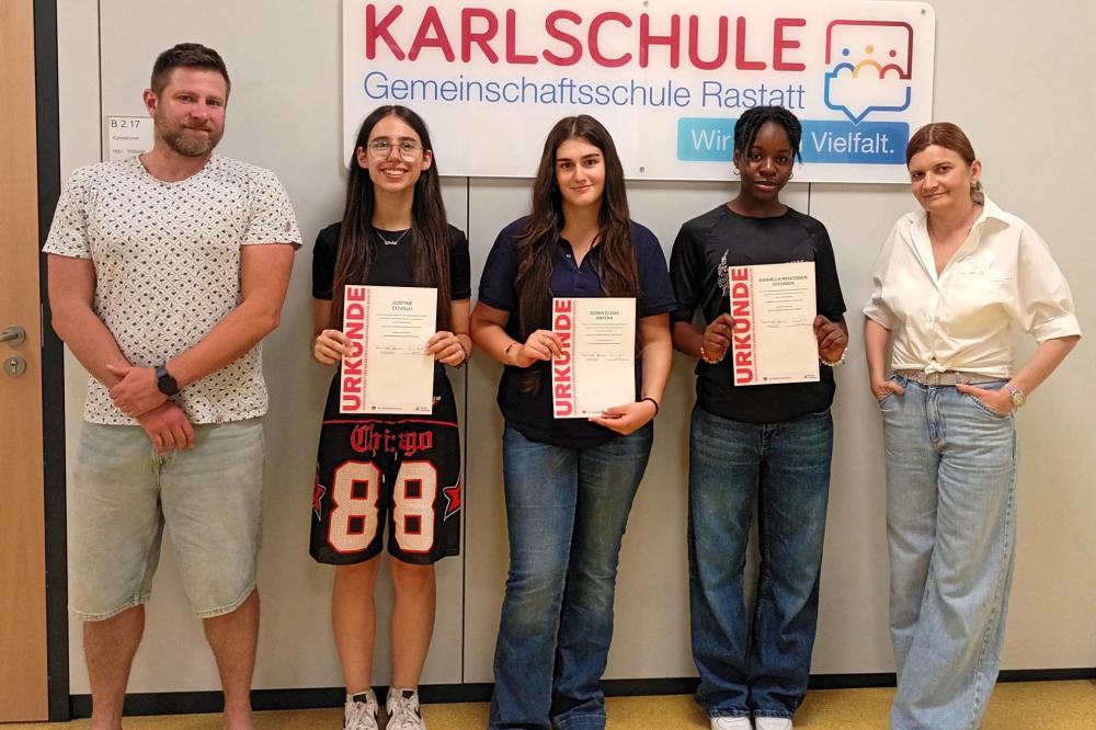 Stolze Schülerinnen mit ihren Lehrkräften 